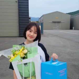 Park Seo-Kyung Instagram - #막촬
그동안 너무 좋으신 분들과 
행복하게 촬영할 수 있어서 감사했습니다.🧡🌸
다들 끝까지 화이팅하세요~!!
.
.
#끝날때마다느끼는#복잡미묘한감정들#시원섭섭
#우리드라마#대박기원🙏