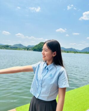 Park Seo-Kyung Instagram - 날씨가 다 했다 ☀️
#춘천 #선상까페 #예쁘다💕 
.
.
.
#옷도예쁘다🩵💙
#바이얼민스 @byallmins_official