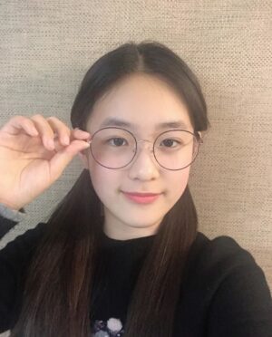 Park Seo-Kyung Instagram - .
양갈래 안경= 똘똘이 스머프 or 똑똑박사 에디 or 성시경? 
뭐 대충 그런 컨셉~👩‍🏫

.
.
#시력은좋아요
#그저안경이쓰고싶었대요
#다들한번씩그런적있잖아요ㅋㅋ
