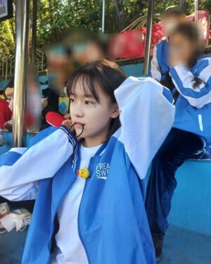 Park Seo-Kyung Instagram - 체육대회의 꽃은 반티👕
.
.
#15살의#학교생활 #체육대회🏆🏃‍♀️ 
#병아리머리핀🐥 #포카리스웨트반티