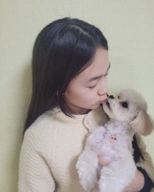 Park Seo-Kyung Instagram - 메롱😛 뽀뽀💋
너 누가 그렇게 귀여우래🐶
.
.
#언니껌딱지 #호두