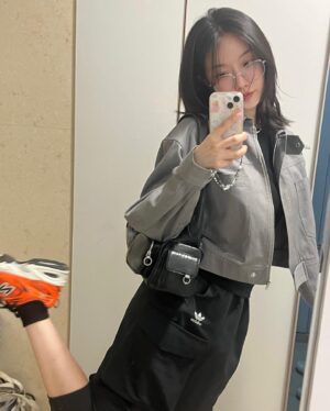 Park Seung-yeon Instagram - 6년째 들고다니는 나의 살아있는 털 클러치