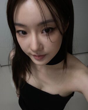 Park Seung-yeon Instagram - 🖤