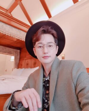 Park Si-hoo Instagram - 즐거운 하루 보내세요~^^🥰😘😘