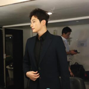 Park Si-hoo Instagram - 😉