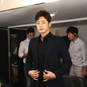 Park Si-hoo Instagram - 😉