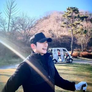 Park Si-hoo Instagram - Great winter golf 
좋은밤 보내세요😊
#golf#fashion