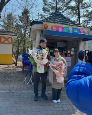 Park So-yi Instagram - 투명인간 아니에요
나도 색깔이 생겼어요
그러니까 내 걱정은 마요
사랑해요 아빠 💙

#히어로는아닙니다만  사랑해주셔서 감사합니다😀
#theatypicalfamily