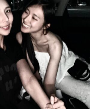 Park Ye-ni Instagram - :
우리 엄마 아빠의 첫번째 작품 @yeslpark