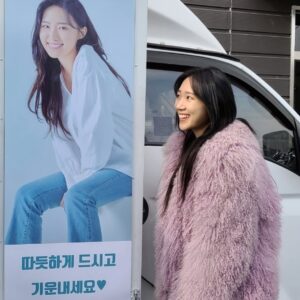 Park Ye-ni Instagram - :
100만 가쟈 거의 왔다!
#그녀가죽었다 #호루기

이 옷 사진이 잔뜩인걸 보니
제일 마음에 들었나보다🦭