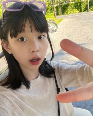 Park Ye-rin Instagram - 💜💚💛
