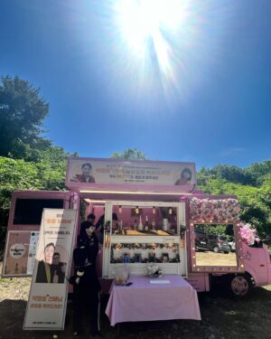 Park Ye-rin Instagram - 시원한 음료가 간절했던 오늘🥹
감동스러운 커피차가 선물처럼 도착했어요🩵🤍
덕분에 오늘도 힘내서 촬영합니다. 
#영화 #왕을찾아서 #촬영장에단비가
#감동 #장동윤 #이태동 #감사합니다
