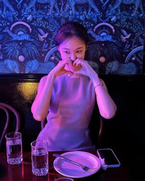 Park Ye-yeong Instagram - 내 생일은 8월22일이다
여러 형태의 축하를 받고서 행복을 곱씹다 잠들면 
어느 새 24절기 중 열네 번째인 처서가 시작되어있다

여름이 지나고 가을이 시작돼 더위가 그친다는 의미를 가진 절기
‘처서’

나의 별자리는 사자자리인데, 
어릴 때부터 별자리운세는 늘 맞는 거 같기도 아닌 거 같기도 하더니 혹 그 이유가 사자자리는 8월22일까지라 8월23일부터 시작되는 처녀자리와 기운이 섞인게 아닐까하는 허무맹랑한 (사실 엄청 확신하고 있음) 생각도 했다

사람들이 한참 더위로 지쳐있을 즈음에
여름 중 가장 시원한 여름이 나의 생일이란 걸 알았을 때 
안그래도 좋아했던 0822가 더 더 좋아졌었다 

이런 완벽한 날에 나를 낳아준 엄마에게 고마워
이런 완벽한 날을 내 생일로 만들어 주느라
엄마는 제일 무더울 때 제일 몸이 무거웠겠구나 

생일초를 불 때도
별똥별을 볼 때도
보름달 아래서도 
내 소원은 늘 같아요

내가 사랑하는 모두와 함께 
아프지 않고 오래오래 행복하게 해주세요 

아프지 않고
오래오래 !
