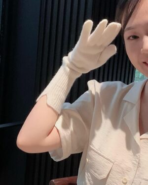 Park Ye-yeong Instagram - 내 생일은 8월22일이다
여러 형태의 축하를 받고서 행복을 곱씹다 잠들면 
어느 새 24절기 중 열네 번째인 처서가 시작되어있다

여름이 지나고 가을이 시작돼 더위가 그친다는 의미를 가진 절기
‘처서’

나의 별자리는 사자자리인데, 
어릴 때부터 별자리운세는 늘 맞는 거 같기도 아닌 거 같기도 하더니 혹 그 이유가 사자자리는 8월22일까지라 8월23일부터 시작되는 처녀자리와 기운이 섞인게 아닐까하는 허무맹랑한 (사실 엄청 확신하고 있음) 생각도 했다

사람들이 한참 더위로 지쳐있을 즈음에
여름 중 가장 시원한 여름이 나의 생일이란 걸 알았을 때 
안그래도 좋아했던 0822가 더 더 좋아졌었다 

이런 완벽한 날에 나를 낳아준 엄마에게 고마워
이런 완벽한 날을 내 생일로 만들어 주느라
엄마는 제일 무더울 때 제일 몸이 무거웠겠구나 

생일초를 불 때도
별똥별을 볼 때도
보름달 아래서도 
내 소원은 늘 같아요

내가 사랑하는 모두와 함께 
아프지 않고 오래오래 행복하게 해주세요 

아프지 않고
오래오래 !