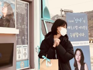 Park Ye-yeong Instagram - @dirzoo 감독님이 찰칵📸
예영인 참 복도 많지..
너희와 함께라면 건국대 졸업영화 다시 찍을 수 있... 
없
있.. 있어!!!!