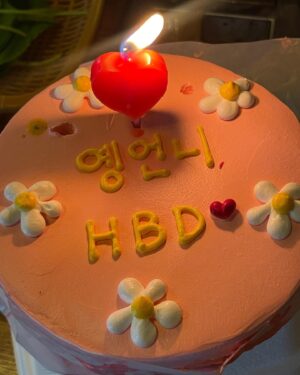 Park Ye-yeong Instagram - 내 생일은 8월22일이다
여러 형태의 축하를 받고서 행복을 곱씹다 잠들면 
어느 새 24절기 중 열네 번째인 처서가 시작되어있다

여름이 지나고 가을이 시작돼 더위가 그친다는 의미를 가진 절기
‘처서’

나의 별자리는 사자자리인데, 
어릴 때부터 별자리운세는 늘 맞는 거 같기도 아닌 거 같기도 하더니 혹 그 이유가 사자자리는 8월22일까지라 8월23일부터 시작되는 처녀자리와 기운이 섞인게 아닐까하는 허무맹랑한 (사실 엄청 확신하고 있음) 생각도 했다

사람들이 한참 더위로 지쳐있을 즈음에
여름 중 가장 시원한 여름이 나의 생일이란 걸 알았을 때 
안그래도 좋아했던 0822가 더 더 좋아졌었다 

이런 완벽한 날에 나를 낳아준 엄마에게 고마워
이런 완벽한 날을 내 생일로 만들어 주느라
엄마는 제일 무더울 때 제일 몸이 무거웠겠구나 

생일초를 불 때도
별똥별을 볼 때도
보름달 아래서도 
내 소원은 늘 같아요

내가 사랑하는 모두와 함께 
아프지 않고 오래오래 행복하게 해주세요 

아프지 않고
오래오래 !
