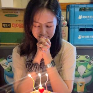 Park Ye-yeong Instagram - 내 생일은 8월22일이다
여러 형태의 축하를 받고서 행복을 곱씹다 잠들면 
어느 새 24절기 중 열네 번째인 처서가 시작되어있다

여름이 지나고 가을이 시작돼 더위가 그친다는 의미를 가진 절기
‘처서’

나의 별자리는 사자자리인데, 
어릴 때부터 별자리운세는 늘 맞는 거 같기도 아닌 거 같기도 하더니 혹 그 이유가 사자자리는 8월22일까지라 8월23일부터 시작되는 처녀자리와 기운이 섞인게 아닐까하는 허무맹랑한 (사실 엄청 확신하고 있음) 생각도 했다

사람들이 한참 더위로 지쳐있을 즈음에
여름 중 가장 시원한 여름이 나의 생일이란 걸 알았을 때 
안그래도 좋아했던 0822가 더 더 좋아졌었다 

이런 완벽한 날에 나를 낳아준 엄마에게 고마워
이런 완벽한 날을 내 생일로 만들어 주느라
엄마는 제일 무더울 때 제일 몸이 무거웠겠구나 

생일초를 불 때도
별똥별을 볼 때도
보름달 아래서도 
내 소원은 늘 같아요

내가 사랑하는 모두와 함께 
아프지 않고 오래오래 행복하게 해주세요 

아프지 않고
오래오래 !