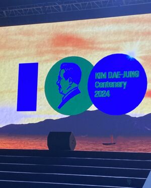 Park Young-sun Instagram - 김대중 탄생 100주년 
내가 가장 존경하는 한국 정치인
그에게서는 만델라의 그윽한 미소속 화해와 처칠의 말의 힘과 시진핑의 숨겨진 포효와 그 누구도 따라갈 수 없는 민주주의를 향한 꺼지지 않는 횃불이 담겨있다. 

어제 많은 사람이 모였다. 
역시 김대중 이었다.