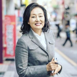 Park Young-sun Instagram - 삶에 대해 깊은 생각을 하게되는 오늘, 
많은 분들이 연락을 주셨습니다. 
“ 언제부터 반도체 연구를 하게됐느냐“ 
“사진이 잘 나왔다”등의 내용을 담아 
하늘나라로 가신 시어머니에 대한 
위로의 인사를 전해주셨습니다. 

지난 12일 진행된 이번 인터뷰는 선임기자도 사진기자도 인터뷰 대상자도 모두 여성이라는 공통분모를 가지고 있습니다. 
날씨가 갑자기 추워진 저녁, 
여성 3인방의 반도체 나들이 한번 봐주셔요. 

https://n.news.naver.com/article/023/0003812112?sid=100