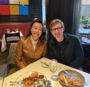Park Young-sun Instagram - <#백문일견-2023> #하바드리포트
- 칩워의 저자 크리스 밀러와의 대화 
- “미중갈등으로 한국 Squeeze 되었다”
- “중국에 있는 D램 시설이 중국정부에 인질로 잡혀있다. ” 
- “한국정부, 기업 백악관은 물론 의회설득 노력도 좀 더 기울여야. 

9월초 하바드 반도체 심포지엄에서 ”칩워“의 저자 크리스 밀러를 만났다. 그는 1세션 사회자로 참석했었다. 명함을 교환하고 며칠지나서 그에게서 이메일이 왔다. 반도체와 관련하여 인사이트 있는 얘기를 나누고 싶다는 내용이었다. 

하바드스퀘어 근처 식당에서 만나 1시간 반 가량 얘기를 나누었다. 
책 ”칩워“ 는 7년 걸려서 쓰여졌다. 러시아사를 전공한 역사학자인 그가 초반에 반도체산업을 이해하는데 시간이 많이 소요됐다는 설명이다. 

“반도체가 경제적으로 군사적으로 매우 중요한데 동아시아 국가들은 반도체를 매우 중요하게 생각하는 반면 미국인들은 기술을 생각할때 소프트웨어는 매우 중요하게 생각하면서도 반도체는 그렇게 생각하지 않아 책을 쓰게 됐다.”고 그 동기를 설명했다. 

최근 미중갈등으로 한국이 어떻게 상황을 느끼고 있는지 크리스 밀러는 우선 그것이 제일 궁금했다. 

“매우 힘들다”
고 답변했더니 크리스 밀러는 
“한국이 미국과 중국사이에서 Squeeze 되었다”는 표현을 썼다. 또한 “중국에 있는 D램 시설이 중국정부에 인질로 잡혀있다.”고 했다. 
“D램 시설이 중국에 인질로 잡혀있다”는 표현이 내 뇌리를 쳤다. 
이는 2020년 SK하이닉스의 미국 인텔 다렌 공장인수가 실패 였다는 것을 표현하는 우회적 표현인 것으로 해석된다. 

크리스 밀러는 삼성과 SK하이닉스가 목매고 있는 중국반도체 공장 장비반입 유예조치와 관련해서는 “더 연장해 줄 것” 이라고 봤다. 
그러나 “내년 대선에서 만약 트럼프가 승리한다면 더 제한적이고 더 엄격한 규제가 시행될 것”이라고 전망했다. 

크리스 밀러는 “한국정부와 기업이 백악관은 물론 미 의회를 설득하는데 더 많은 노력을 기울여야 할것 같다”고 조언했다. 

그는 이달말 1박 2일 체류 일정으로 한국을 방문한다.