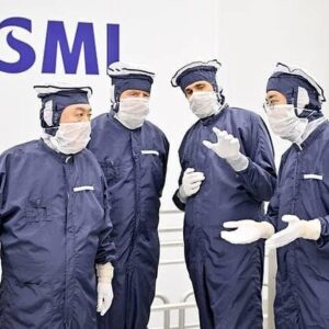 Park Young-sun Instagram - #반도체주권국가 의 길 9. 
- 윤대통령 방문한 네덜란드 반도체장비업체 ASML “한국은 신뢰할 수 있는 재생에너지가 없다” 

최근 반도체 관련 산업자원부의 움직임 중에는 두가지가 눈에 띕니다. 

첫째, 지난 27일 ‘국가 첨단 전략산업 특화단지 전력공급 유관기관 TF 발족식’을 가진 일이고, 둘째, 26일에는 산업부장관이 반도체 기업인들과 간담회를 개최한 것 입니다. 

우선 전력공급과 관련하여 정부는 10GW이상의 전력이 필요할 것으로 예상되는 용인에 3GW 규모의 LNG 발전소를 건설하기로 하고 다음달 토지보상등에 나서기로 했습니다. 

문제는 이러한 전력 수급계획이 RE100등 세계적 기업들의 탄소중립 달성 요구와 부합하지 않는다는 점입니다. 

지난해 12월 윤석열대통령이 방문했던 네덜란드 반도체 장비업체 ASML은 최근 발표한 연간 보고서에서 “2040년까지 고객 업체들을 포함한 모든 생산·유통 과정에서 탄소배출량 제로 ‘넷제로’를 달성하겠다”고 밝혔습니다. 

극자외선(EUV) 노광장비를 유일하게 생산하는 ASML의 ‘넷제로’ 달성의 의미는 LNG나 원전 없이, 태양광·풍력 등 신재생에너지로만 하겠다는 것을 의미 합니다. 

ASML은 대만과의 PPA(전력구매계약) 체결 사례를 소개하며 “신뢰할 수 있는 재생에너지가 거의 없는 한국에서는 계속 도전에 직면하고 있다”고 설명했습니다. PPA는 재생에너지로 생산한 전력을 기업이 직접 구매하는 것으로, 탄소 감축의 주요 수단 가운데 하나 입니다. ASML은 올해 대만 사업장에서 사용할 전력의 75%를 재생에너지로 조달할 계획입니다. 

정부는 용인등 특화단지에서 청정수소를 활용해 탄소중립을 실현한다는 계획이지만 구체적인 방안은 내놓지 못하고 있습니다. 

윤석열 대통령은 지난해 12월 네덜란드 방문시 ASML을 방문해 1조원 규모의 차세대 EUV 기반 초미세 공정을 공동 개발하는 ‘차세대 반도체 제조기술 R&D센터’ 구축 등을 담은 양해각서(MOU)를 체결한 바 있지만 ASML이 요구하는 ‘넷제로 달성’에 부합하지 못하면 이런 많은 것 들이 허공에서 맴돌 가능성이 높아 보입니다. ASML 뿐 아니라 애플등 다른 반도체 수요기업들도 같은 요구를 하고 있습니다. 

책 #반도체주권국가 에서 언급했듯이 *반도체의 3대 조건(물, 전기, 사람)중 하나인 전기 문제에 대한 해결책이 명확하지 않으면 판로는 물론 단가문제로도 반도체의 경쟁력을 상실하게 됩니다. 

윤정부가 재생에너지 문제를 지금처럼 정치적으로 다루는 한 반도체주권국가 의 길은 요원해 집니다. 

26일에 열렸다는 산업부장관과 반도체 업계와의 간담회 역시 ‘장관과 기업 CEO 간의 핫라인 개설’이 헤드라인으로 보도될 정도의 회의 였다면 ‘마치 전쟁이 났는데 학예회를 하고 있는 것’ 처럼 느껴집니다. 

반도체 문제는 이미 ‘국가간 리그’가 된지 오래입니다. 다시한번 강조하지만 ‘국가반도체 위원회’를 조속히 만들어 솔직하게 그리고 ‘백지장도 맞들면 낫다.’는 심정으로 ‘반도체 미래 전략’을 논해야 합니다. 

시간은 이미 많이 지나가고 있습니다.