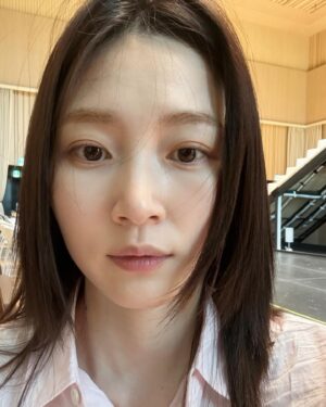 Park Yu-rim Instagram - 나 오늘 헉 어제구나 ㅠ  1시라니 아무튼 반나절을 음악과 함께 했는데 나도 운전하면서 좋아하는 노래 실컷 듣고 어떤 작은 해방을 느꼈는데 아빠가 이제 초보운전 떼라는데.. 난 저게 없음 안되는데.. 내 자신감의 원천은 바로 저건데.. 비 오는 날에도 잘 보이라고  코팅까지 했는데 그리고 초보운전자 만나서 기분 상하지 말라구 귀여운 스티커로 꾸몄는데.. 좋아하게 된 카페에 가서 맛있는 커피도 마시고 영양 주사도 맞고 색이 너무 예뻐 난 내일 무슨 색일까 일사천리 기분이 좋고 아싸라비아 콜롬비아 맞아 나 콜롬비아 디카페인 원두를 시켰어 이제 커피를 줄여볼까 해서 하하 할 수 있을까 뭐든 할 수 있다고 생각하면 다 된다. 하지만 난 커피 사랑해 사랑하는 건 끊을 수 없어 그래 운전하면서 무한한 건 끝없는 빛과 까마득한 어둠 그리고 사랑 이구나 생각하면서 오늘 저녁은 콩국수다 만두까지 완벽한 하루 끝 아니야 아직 끝 아니야 얼마 전 나름의 팬미팅 다녀왔는데 인사이드아웃2 사실 난 슬픔이 팬이야 ㅜ 으앙아 정말 마지막으로 희서 언니 말대로 마지막 주는 그 어느 때보다 신나고 즐거울 거야  신나 !! 지금 신나면 곤란한데..자야 할 시간에..
