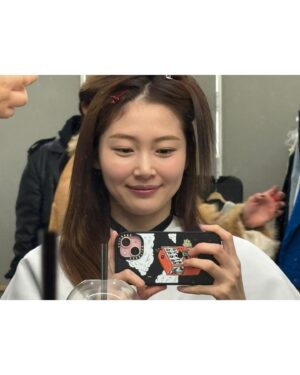 Park Yu-rim Instagram - 나 오늘 헉 어제구나 ㅠ  1시라니 아무튼 반나절을 음악과 함께 했는데 나도 운전하면서 좋아하는 노래 실컷 듣고 어떤 작은 해방을 느꼈는데 아빠가 이제 초보운전 떼라는데.. 난 저게 없음 안되는데.. 내 자신감의 원천은 바로 저건데.. 비 오는 날에도 잘 보이라고  코팅까지 했는데 그리고 초보운전자 만나서 기분 상하지 말라구 귀여운 스티커로 꾸몄는데.. 좋아하게 된 카페에 가서 맛있는 커피도 마시고 영양 주사도 맞고 색이 너무 예뻐 난 내일 무슨 색일까 일사천리 기분이 좋고 아싸라비아 콜롬비아 맞아 나 콜롬비아 디카페인 원두를 시켰어 이제 커피를 줄여볼까 해서 하하 할 수 있을까 뭐든 할 수 있다고 생각하면 다 된다. 하지만 난 커피 사랑해 사랑하는 건 끊을 수 없어 그래 운전하면서 무한한 건 끝없는 빛과 까마득한 어둠 그리고 사랑 이구나 생각하면서 오늘 저녁은 콩국수다 만두까지 완벽한 하루 끝 아니야 아직 끝 아니야 얼마 전 나름의 팬미팅 다녀왔는데 인사이드아웃2 사실 난 슬픔이 팬이야 ㅜ 으앙아 정말 마지막으로 희서 언니 말대로 마지막 주는 그 어느 때보다 신나고 즐거울 거야  신나 !! 지금 신나면 곤란한데..자야 할 시간에..