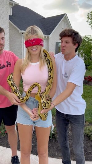 Parker Pannell Instagram - She’s definitely breaking up with me 😬 
#girlfriend #snake #surprise
