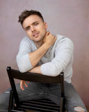 Parry Glasspool Instagram - FYI. Backwards-chair sitting is back in fashion. And if you disagree, you can check out number 3. Mic drop. Out! 

@dancollinsphoto