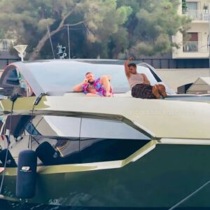 Parry Glasspool Instagram - Jist want to say thanks to Conor for letting me have some chilled boat bro time with him on his 3rd biggest yacht. We livin' out here!!! #imkingoftheworld @thenotoriousmma