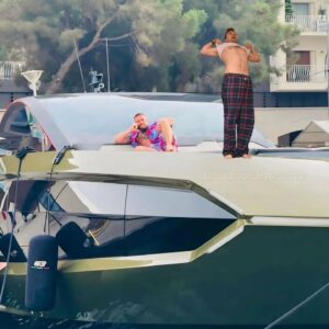 Parry Glasspool Instagram - Jist want to say thanks to Conor for letting me have some chilled boat bro time with him on his 3rd biggest yacht. We livin' out here!!! #imkingoftheworld @thenotoriousmma