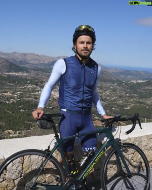 Pascal-Hugo Caron-Cantin Instagram - Week-end à Dénia 🚴🏼🚴🏼‍♀️⛰️🏝️🍔❤️
