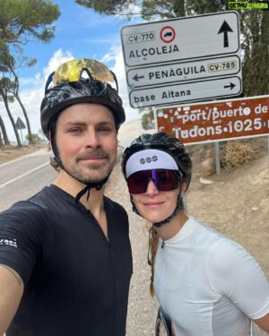 Pascal-Hugo Caron-Cantin Instagram - Altea 🚵☀️🇪🇸🌊⛰️
Gros avantage du télé-travail.

👕 @odlo
🚴🏼 @louisgarneauofficial 
🩳 @sirokocycling 
👟 @newbalance