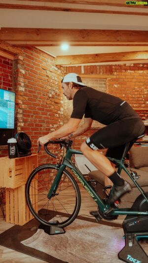 Pascal-Hugo Caron-Cantin Instagram - Les sports d’endurance, ce ne sont pas juste une question de distance et de performance. C’est le moment parfait pour te retrouver, faire une pause, et être en harmonie avec toi-même. Tu attends quoi pour commencer? 😬 

🎥 @samberiault_visuals