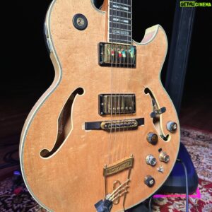 Pat Metheny Instagram - Our new #rigrundown features the amazing @patmetheny and his smorgasbord of gear that traveled with him during his solo Dream Box tour. Here’s a taste of the instruments that helped bring his beautiful compositions to life at the @theryman back in October. Full episode is linked in bio!

•
•
•

#guitar #guitars #guitarist #guitarplayer #patmetheny #dreambox #right #guitarrig #guitargear #gear #jazz #jazzguitar