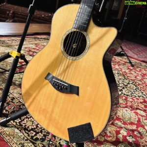 Pat Metheny Instagram - Our new #rigrundown features the amazing @patmetheny and his smorgasbord of gear that traveled with him during his solo Dream Box tour. Here’s a taste of the instruments that helped bring his beautiful compositions to life at the @theryman back in October. Full episode is linked in bio!

•
•
•

#guitar #guitars #guitarist #guitarplayer #patmetheny #dreambox #right #guitarrig #guitargear #gear #jazz #jazzguitar