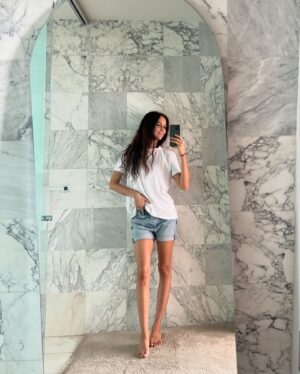 Patricia Garza Instagram - Un JUNE hermoso de mucha compasión, humildad, placeres, familia (cada vez más), tristezas compartidas, creaciones y visiones manifestadas.

Dejar que te guíe tu fuego interior, dejar que haga su trabajo, aceptar, comprender, integrar y agradecer con amor. Regresarle al universo lo bello que te ha brindado con la misma alegría, ganas, constancia y dedicación. 

Darle al tiempo su lugar y ayudarlo a regresar a su no existencia. 

Te espero con amor JULIO, mes de mi retorno solar.