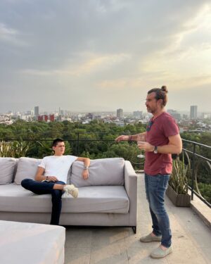 Patricia Garza Instagram - Un JUNE hermoso de mucha compasión, humildad, placeres, familia (cada vez más), tristezas compartidas, creaciones y visiones manifestadas.

Dejar que te guíe tu fuego interior, dejar que haga su trabajo, aceptar, comprender, integrar y agradecer con amor. Regresarle al universo lo bello que te ha brindado con la misma alegría, ganas, constancia y dedicación. 

Darle al tiempo su lugar y ayudarlo a regresar a su no existencia. 

Te espero con amor JULIO, mes de mi retorno solar.