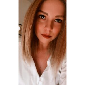 Patricia Janečková Instagram - My perfect blonde wig 🤍 
#breastcancer #staystrong #blond #wig #chemo #summertime #mood #bepositive #selfie