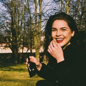 Patricia Janečková Instagram - Spring is coming 
Foto: @marie_puckova 

#spring #sunnyday #ostrava #smile #photoshooting #withmyfriend #nature #sun #singer