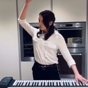 Patricia Janečková Instagram - If you are an opera singer following strict quarantine precautions, then you don’t have much options to stay in touch with your audience. A symphony orchestra wouldn’t fit into a 2-bedroom apartment even without a conductor. To invite a string quartet home would be against the government’s regulation on gathering people. That’s why I pulled out my picnic version of the grand piano and accompanied myself to Rossini’s La Danza. 🎹 
#rossini #song #soprano #quarantine #joke #piano #inthekitchen #home