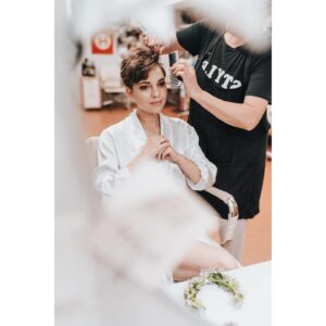 Patricia Janečková Instagram - Wedding preparations 
Photo by @herecsfotakem 
#weddingpreparation #makeup #theatre #bride #ostrava #friends #happiness #wearemarried