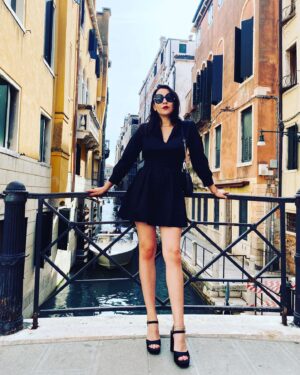 Patricia Janečková Instagram - Bella Venezia 🖤 

#venezia #italy #venicefilmfestival #singer #mood #september #tiffany #michaelkors #swarovski #zara