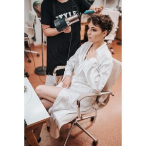 Patricia Janečková Instagram - Wedding preparations 
Photo by @herecsfotakem 
#weddingpreparation #makeup #theatre #bride #ostrava #friends #happiness #wearemarried