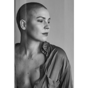 Patricia Janečková Instagram - One month after surgery

#cancer #breastcancer #staystrong #staypositive #mastectomy #august2022 #power #photoshoot #marie 

Photo: @marie.co.foti