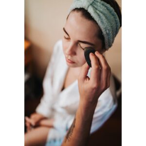 Patricia Janečková Instagram - Wedding preparations 
Photo by @herecsfotakem 
#weddingpreparation #makeup #theatre #bride #ostrava #friends #happiness #wearemarried