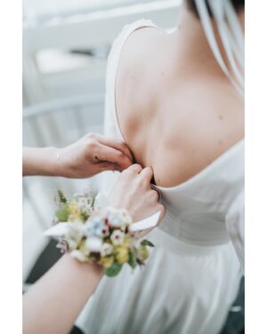 Patricia Janečková Instagram - A few moments before the ceremony 🤍 

📸 @herecsfotakem 
🌸 @kytkyodhanduly 
💄 @tom_krpec 

#wedding #bride #wearemarried #unforgettablemoments #love #komorniscenaarena #ostrava #patriciaburdajaneckova