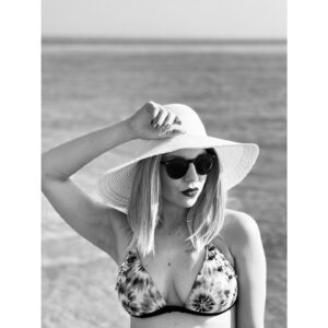 Patricia Janečková Instagram - In Italy 🤍
#finally #italy #may #spring #beach #sea #sunnyday #mood #blackandwhite #gratitude #staystrong #breastcancer