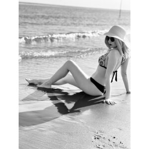 Patricia Janečková Instagram - In Italy 🤍
#finally #italy #may #spring #beach #sea #sunnyday #mood #blackandwhite #gratitude #staystrong #breastcancer