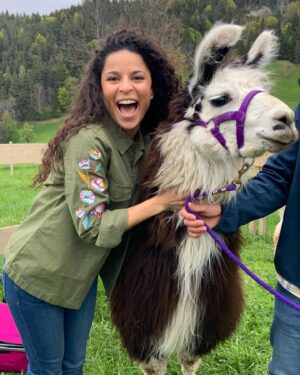 Patricia Meeden Instagram - Was für ein toller Drehtag gestern😍🎉 What a #beautiful shoot we had yesterday with this #lovely #llama called #bueno 💕 
#teamAlpin #zdf #dreharbeiten 🎬🏔🎥
Director: #joshbroeker @zdf @teamalpinserie